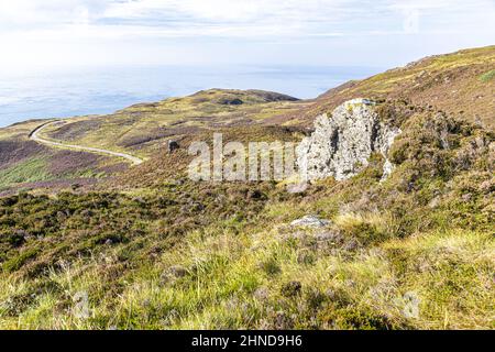 Felsige Aufschlüsse auf dem mit Heidekraut verkleideten Moorland auf der Mull of Kintyre am südlichen Ende der Kintyre Peninsula, Argyll & Bute, Schottland, Großbritannien Stockfoto