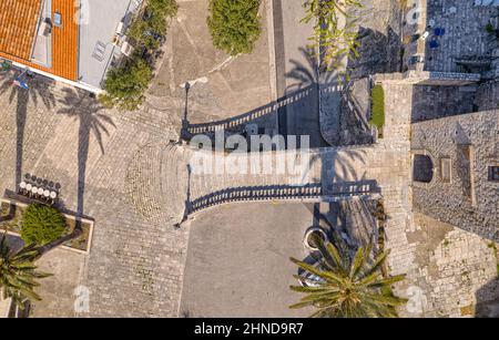 Luftaufnahme des alten mittelalterlichen Turms der Stadt Korcula Stockfoto