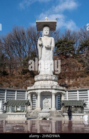 Maitreya-Statue am Bongeunsa Buddhistischen Tempel in Gangnam in Seoul, Südkorea, am 16. Februar 2022 Stockfoto