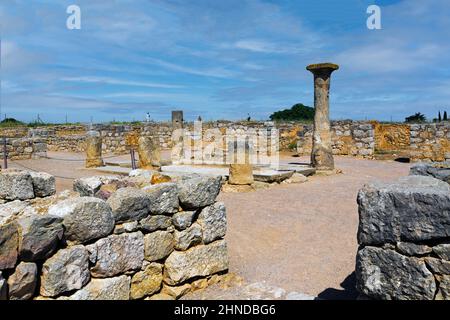 Empuries auch bekannt als Ampurias, Provinz Girona, Katalonien, Spanien.  Ruinen der römischen Stadt.  Empuries wurde von den Griechen im 6. Jahrhundert B gegründet. Stockfoto