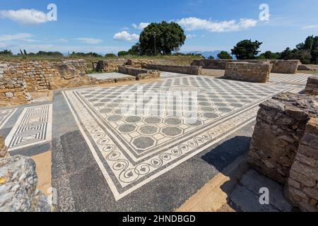 Empuries auch bekannt als Ampurias, Provinz Girona, Katalonien, Spanien.  In-situ Mosaikboden der römischen Villa.  Empuries wurde von den Griechen in den 6 gegründet. Stockfoto