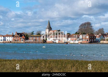 Bosham Village, Blick auf die hübsche Touristenattraktion an der Küste in West Sussex, England, Großbritannien, an einem sonnigen Februartag Stockfoto