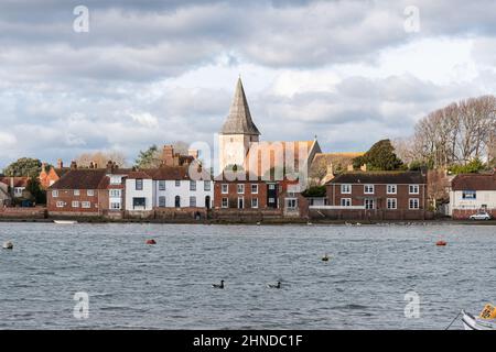 Bosham Village, Blick auf die hübsche Touristenattraktion an der Küste in West Sussex, England, Großbritannien, an einem Februartag Stockfoto