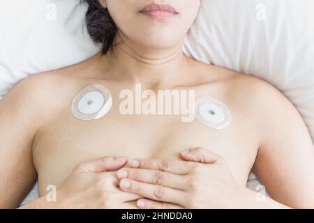 Herzelektrokardiogramm oder Überwachung mit Holter für weibliche Patienten. Stockfoto