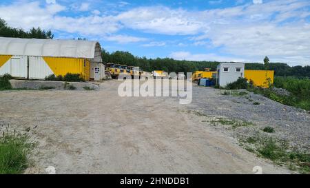 Ein großer Steinbruch Kipper in einer Kohlemine. Laden von Kohle in LKW-Karosserie. Bergbauausrüstung für den Transport von Mineralien. Stockfoto