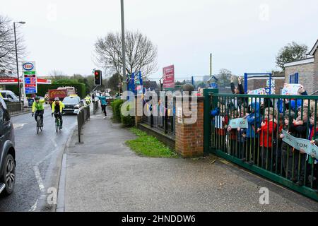 Winterbourne Abbas, Dorset, Großbritannien. 16th. Februar 2022. Der Olympiasieger Tom Daley OBE fährt am A35 3. Tag seiner Comic Relief Hell of a Homecoming Challenge durch Winterbourne Abbas in Dorset, vorbei an jubelnden Schulkindern, vom Queen Elizabeth Olympic Park in Stratford in seine Heimatstadt Plymouth in Devon. Auf dieser Etappe radelt er 130 Meilen von Southampton nach Bovey Castle am Dartmoor in Devon. Bildnachweis: Graham Hunt/Alamy Live News Stockfoto