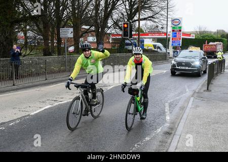 Winterbourne Abbas, Dorset, Großbritannien. 16th. Februar 2022. Der Olympiasieger Tom Daley OBE fährt am 3. Tag seiner Comic Relief Hell of a Homecoming Challenge durch Winterbourne Abbas in Dorset, am A35. Tag, vom Queen Elizabeth Olympic Park in Stratford in seine Heimatstadt Plymouth in Devon. Auf dieser Etappe radelt er 130 Meilen von Southampton nach Bovey Castle am Dartmoor in Devon. Bildnachweis: Graham Hunt/Alamy Live News Stockfoto