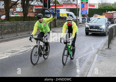 Winterbourne Abbas, Dorset, Großbritannien. 16th. Februar 2022. Der Olympiasieger Tom Daley OBE fährt am 3. Tag seiner Comic Relief Hell of a Homecoming Challenge durch Winterbourne Abbas in Dorset, am A35. Tag, vom Queen Elizabeth Olympic Park in Stratford in seine Heimatstadt Plymouth in Devon. Auf dieser Etappe radelt er 130 Meilen von Southampton nach Bovey Castle am Dartmoor in Devon. Bildnachweis: Graham Hunt/Alamy Live News Stockfoto