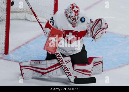 Peking, China. 16th. Februar 2022. Die Schweizer Torhüterin Andrea Braendli #20 rettet am Mittwoch, den 16. Februar 2022, bei ihrem Spiel mit der Bronze-Medaille der Frauen im Eishockey gegen Finnland im Wukesong-Sportzentrum bei den Olympischen Winterspielen 2022 in Peking einen Schuss. Foto von Paul Hanna/UPI Credit: UPI/Alamy Live News Stockfoto