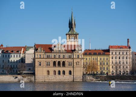 Komplex der ehemaligen Altstädter Mühlen in Prag mit dem Museum Bedřich Smetana, dem Klubgebiet Lávka und dem Wasserturm der Altstadt. Stockfoto