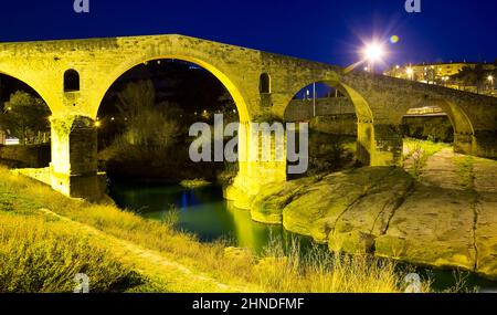 Alte Brücke durch die Kirche des Heiligen Ignatius Stockfoto