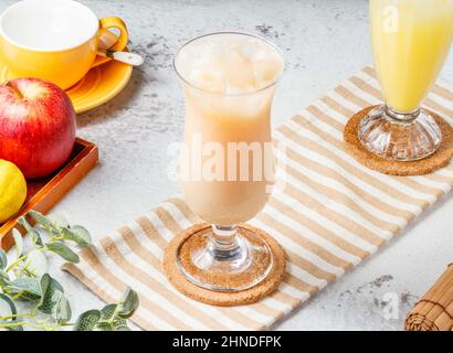 Frische Grapefruit viel Eistee in einem Glas auf mattem und weißem Hintergrund. Frische gesunde Getränke Konzept Stockfoto