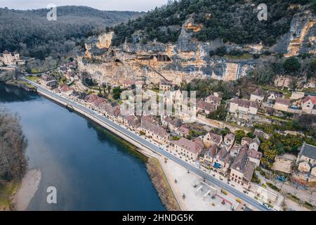 Luftaufnahme eines alten französischen Dorfes und seiner Burg auf einer Klippe, Rocamadour in der Dämmerung Stockfoto