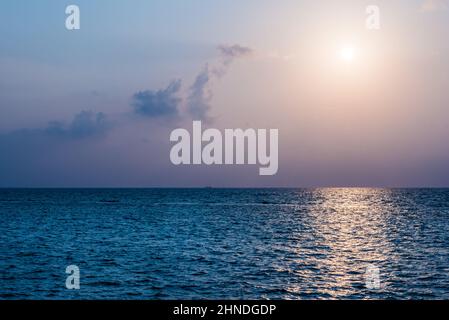 Sonnenuntergang über dem indischen Ozean. Stockfoto