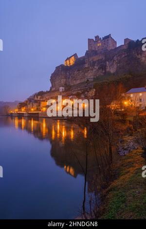 Nachtansicht des Château de Beynac (Burg Beynac), ein Schloss in der Gemeinde Beynac-et-Cazenac, im Departement Dordogne von Fr. Stockfoto