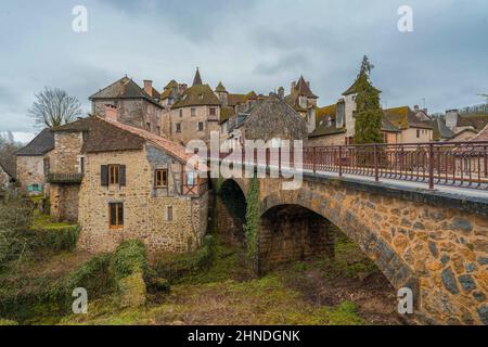 Blick auf die Straße eines mittelalterlichen französischen Dorfes, Carennac bei Regen Stockfoto