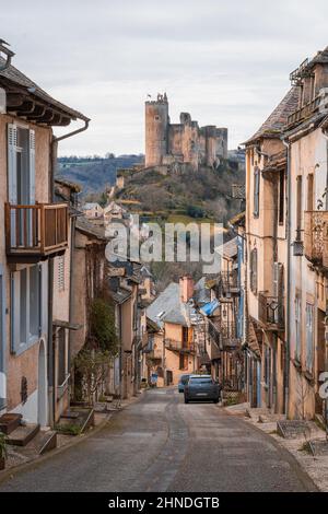 Blick auf die Straße von Château de Najac (Burg von Najac) und das Dorf Najac in Frankreich Stockfoto