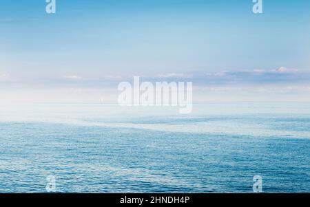 Herrliche Farben des Mittelmeers. Italien. Ligurische Küste des Meeres. Stockfoto