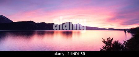 Herrliche Landschaft des Sonnenuntergangs in den Bergen. Vierwaldstättersee in Sonnenuntergangsfarben. Schweizer Stockfoto