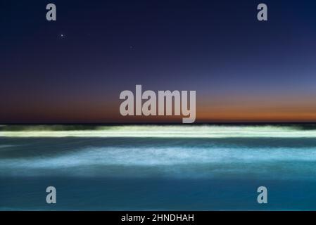 Das nächtliche Meer. Verwischen Sie lange Belichtungszeit. Das Foto sieht aus wie das Bild gemalte Farben. Sterne am Nachthimmel. San Diego Beach. Kalifornien. Stockfoto