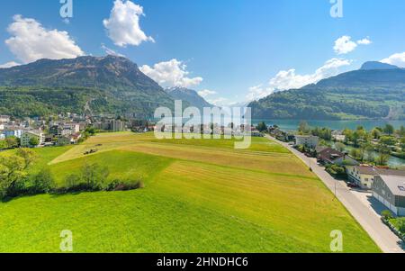 Die kleinen Städte Europas. Schweiz. Das Dorf Brunnen. Kanton Schwyz. Die Gipfel der Alpen im Schnee. Luftaufnahme. Aufnahmen aus einer d Stockfoto