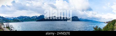 Extra breites Panorama auf den Vierwaldstättersee. Alpen Berge. Schweiz. Stockfoto