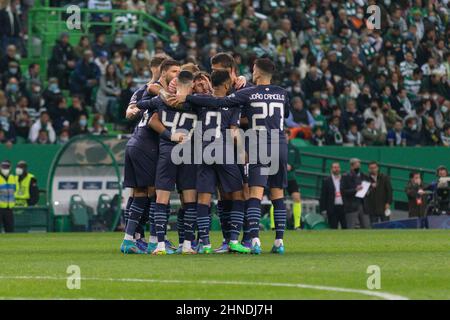 15. Februar 2022. Lissabon, Portugal. Manchester-City-Spieler feiern, nachdem der Stürmer von Manchester City aus Argelia Riyad Mahrez (26) im Spiel der ersten Runde der UEFA Champions League von 16, Sporting vs Manchester City, ein Tor erzielte Kredit: Alexandre de Sousa/Alamy Live News Stockfoto