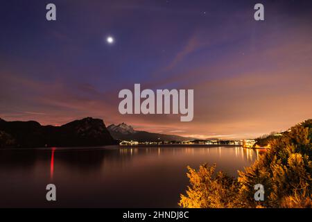 Nachtpanorama über die Berge und den Vierwaldstättersee. Schweiz Stockfoto