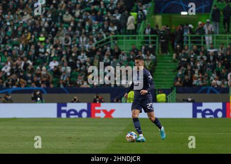 15. Februar 2022. Lissabon, Portugal. Der Verteidiger von Manchester City aus Portugal Joao Cancelo (27) in Aktion während des Spiels der ersten Runde der 16 für die UEFA Champions League, Sporting vs Manchester City Credit: Alexandre de Sousa/Alamy Live News Stockfoto