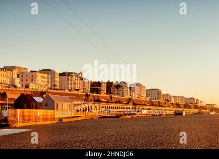 14 January 2022: Brighton, East Sussex, UK - Hotels am Meer in Brighton, vom Strand während des Wintersonnenaufgangs. Blauer Himmel. Stockfoto