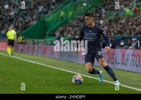 15. Februar 2022. Lissabon, Portugal. Der Verteidiger von Manchester City aus Portugal Joao Cancelo (27) in Aktion während des Spiels der ersten Runde der 16 für die UEFA Champions League, Sporting vs Manchester City Credit: Alexandre de Sousa/Alamy Live News Stockfoto