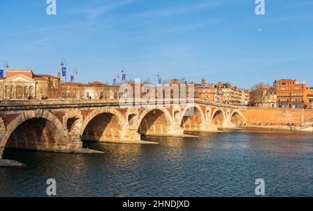 Pont Neuf und Boulevard du Maréchal Juin entlang der Garonne im Winter, in Toulouse in Oczitanien, Frankreich Stockfoto