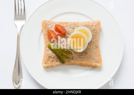 Sandwich mit Thunfisch, Eiern, Tomaten, eingelegter Gurke mit Gelee bedeckt. Stockfoto