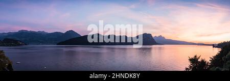 Großes Panorama auf den Vierwaldstättersee. Berge am Abend Sonnenuntergang. Im Hintergrund Stadt Luzern. Stockfoto