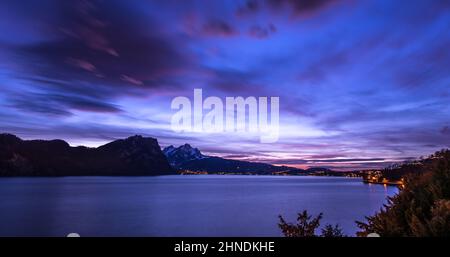 Nachtpanorama. Vierwaldstättersee. Schweizer Alpen. Langzeitbelichtung. Stockfoto