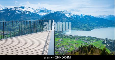 Blick auf die Berner Alpen von der Aussichtsplattform am Ende des 'Cliffwalk' in Grindelwald zuerst Stockfoto