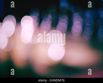 Defokussierte Lichtkreise bilden ein abstraktes Muster, das für einen Hintergrund geeignet ist Stockfoto