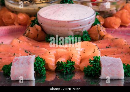 Anordnung von verschiedenen Fisch-Gourmet-Speisen, schön auf einer Stahlplatte angeordnet Stockfoto