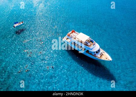 Kreuzfahrt-Boote mit Touristen auf See, über Kopf geschossen Stockfoto