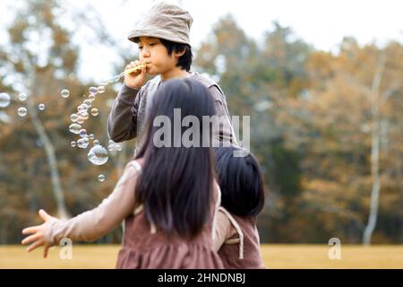 Japanischer Bruder Und Schwester Spielen Mit Seifenblasen Stockfoto