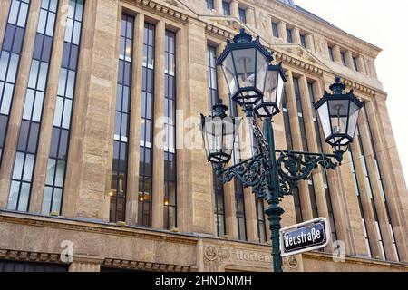 Gaslaternen vor dem historischen Gebäude des ehemaligen Kaufhauses 'Horten' in Düsseldorf. Stockfoto