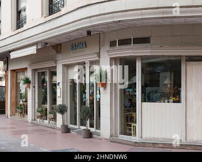 VALENCIA, SPANIEN - 15. FEBRUAR 2022: Saona ist eine spanische Kette mediterraner Restaurants Stockfoto