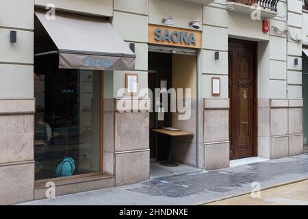 VALENCIA, SPANIEN - 15. FEBRUAR 2022: Saona ist eine spanische Kette mediterraner Restaurants Stockfoto