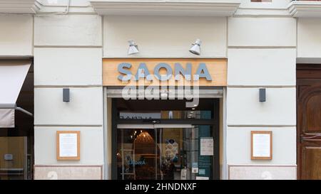 VALENCIA, SPANIEN - 15. FEBRUAR 2022: Saona ist eine spanische Kette mediterraner Restaurants Stockfoto