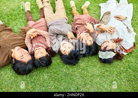 Japanische Familie Liegt Auf Dem Rasen Stockfoto