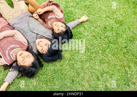 Japanischer Bruder Und Schwester Liegen Auf Dem Rasen Stockfoto