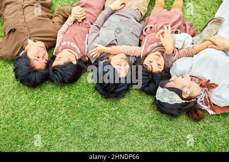 Japanische Familie Liegt Auf Dem Rasen Stockfoto