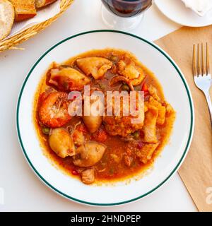 Katalanische Meeresfrüchte zarzuela aus Fisch, Garnelen, Tintenfischen und Weichtieren Stockfoto