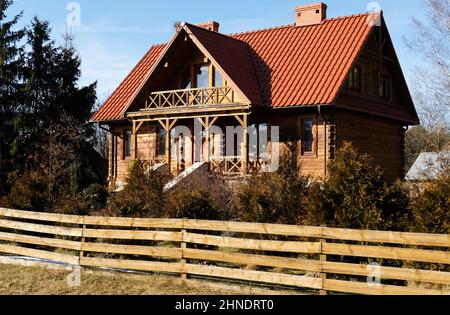 Immobilien in Roztocze, Polen - komfortable und moderne Blockhütte Stockfoto