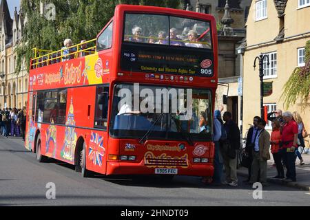 Oxford, Oxfordshire, England - September 28 2016: City Sightseeing official open top Tour Bus with tourists Stockfoto